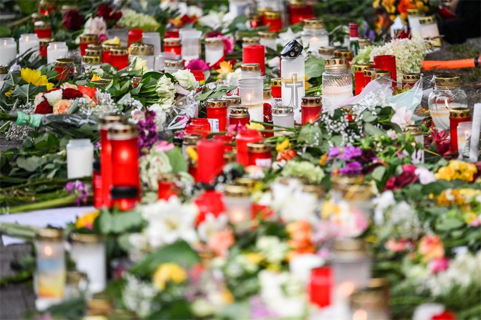 Hunderte legten mittlerweile Blumen und Kerzen ab. Britta Pedersen/dpa
