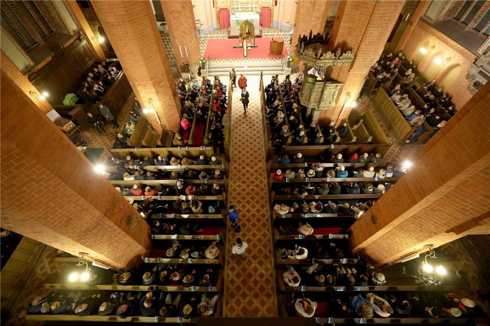 Kind vermutlich Opfer einer Gewalttat - Obduktion angeordnet Hunderte nahmen in Güstrow bei einem Trauergottesdienst Anteil am Schicksals eines Kindes, dessen Leiche in einem Wald südwestlich der Stadt gefunden wurde. Vermutlich ist es der achtjährige Fabian aus Güstrow. Bernd Wüstneck/dpa