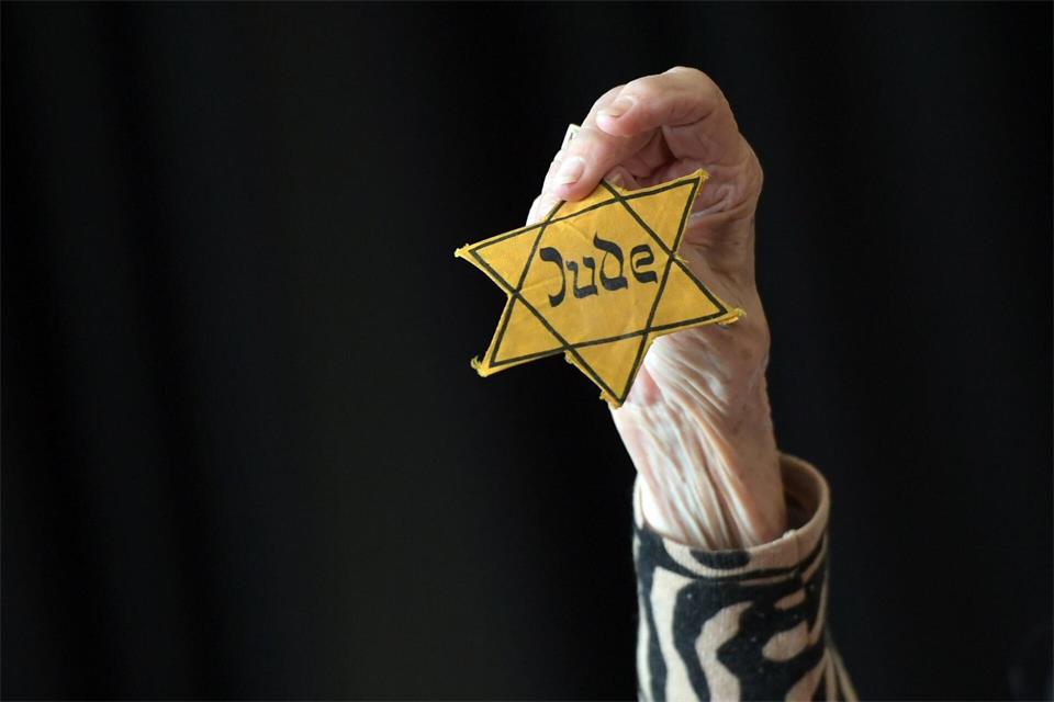 Hunderte persönliche Dokumente von NS-Opfern konnten dem privaten Handel entzogen werden. (Symbolbild)Britta Pedersen/dpa-Zentralbild/dpa