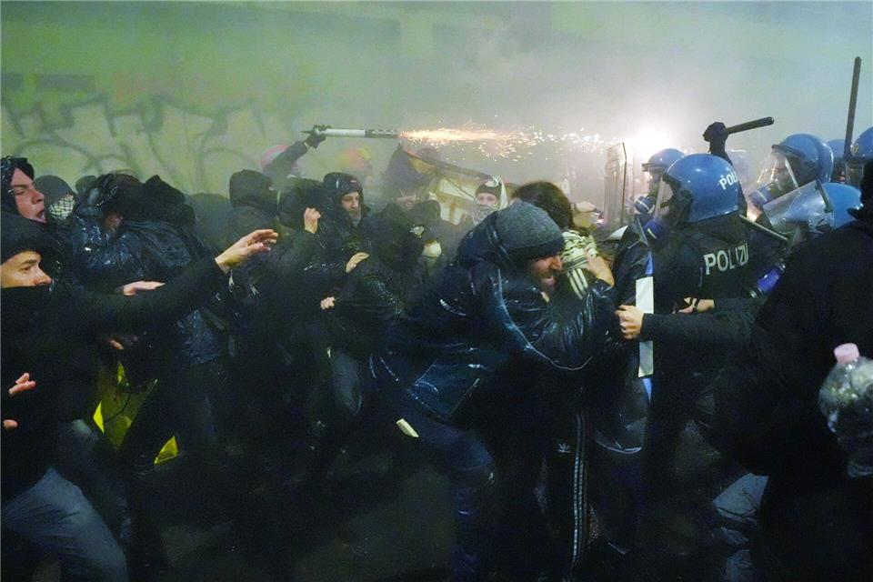 Hunderte protestierten am Rande der Olympischen Winterspiele in Mailand.Claudio Furlan/LaPresse/AP/dpa