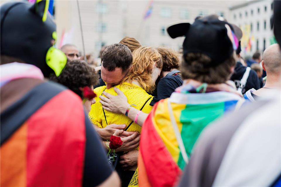 Hunderte trauerten und demonstrierten heute nach dem Anschlag in Berlin vor dem Brandenburger Tor. Christoph Soeder/dpa