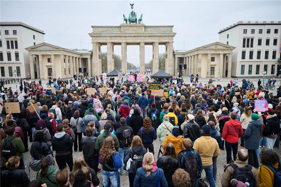Hunderte von Menschen demonstrierten am Brandenburger Tor gegen sexuelle Gewalt. Annette Riedl/dpa