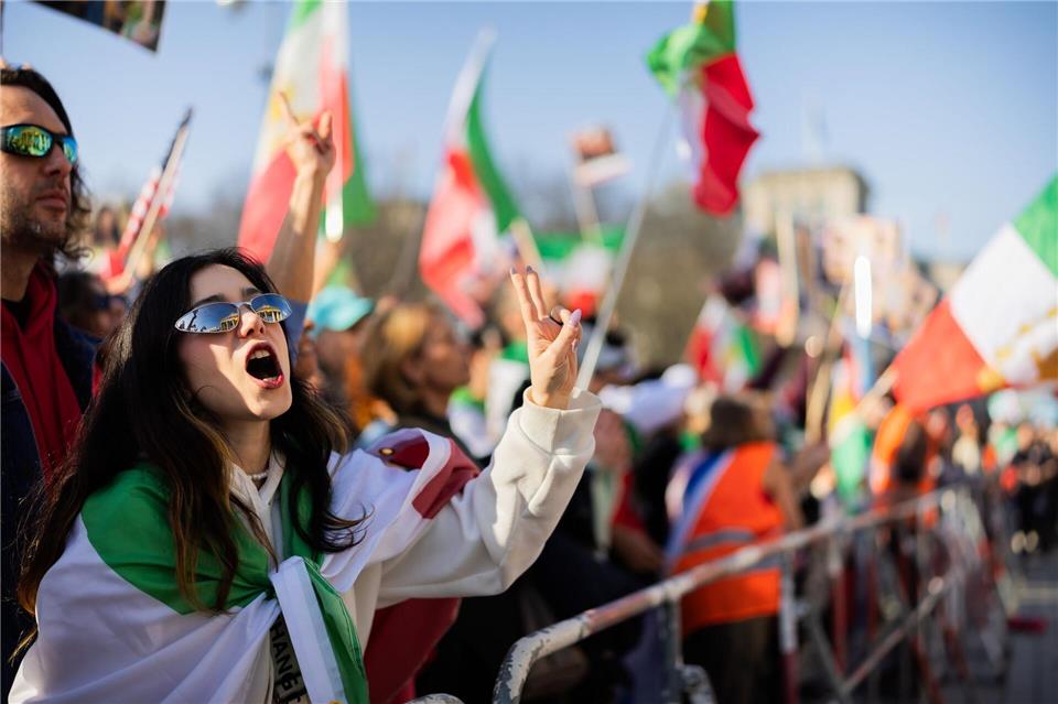 Hunderte von Menschen forderten am Brandenburger Tor Freiheit für den Iran. Christoph Soeder/dpa