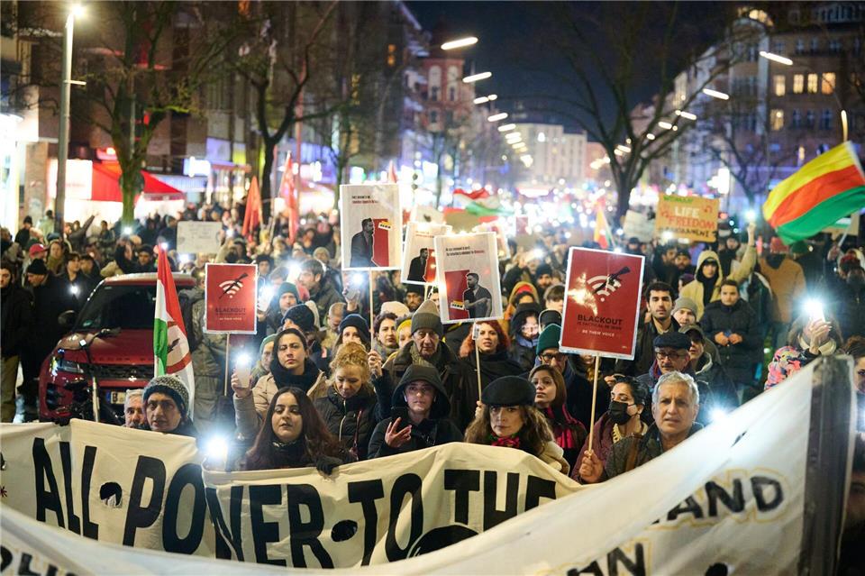 Hunderte von Menschen zogen in Berlin durch die Stadt, um Unterstützung für die Massenproteste im Iran zu zeigen. Annette Riedl/dpa