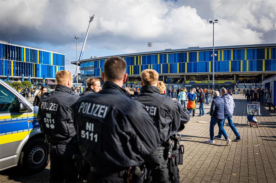 Hunderte von Polizisten sind beim Niedersachsen-Derby im Einsatz. Moritz Frankenberg/dpa