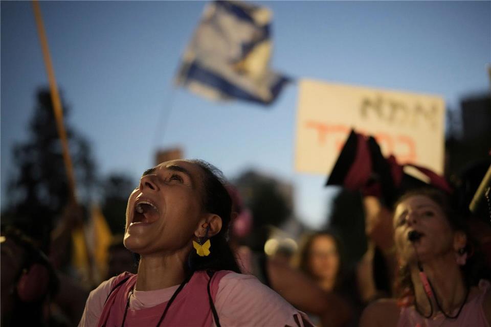 Hunderttausende Israelis haben sich seit Kriegsbeginn vor bald zwei Jahren an Demonstrationen für einen Waffenstillstand im Gazastreifen und eine Vereinbarung zur Freilassung der Geiseln beteiligt. (Archivbild)Leo Correa/AP/dpa