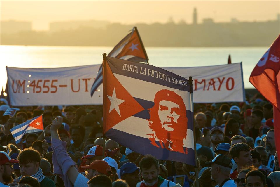 Hunderttausende Kubaner protestieren gegen das US-Embargo.Ramon Espinosa/AP/dpa