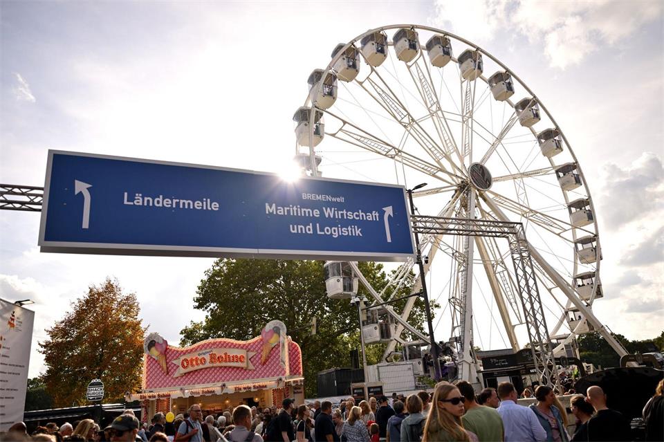 Hunderttausende Menschen feiern ausgelassen in Bremen. Sina Schuldt/dpa