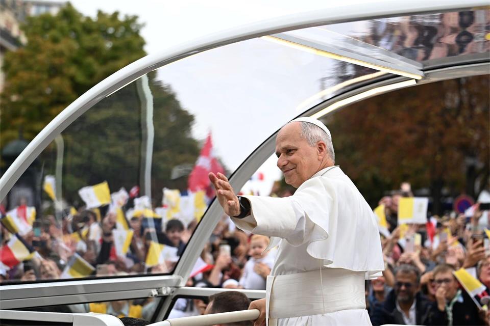Hunderttausende Menschen sind für die Papstmesse ins Stadtzentrum von Paris gekommen.Emma Da Silva/AP/dpa