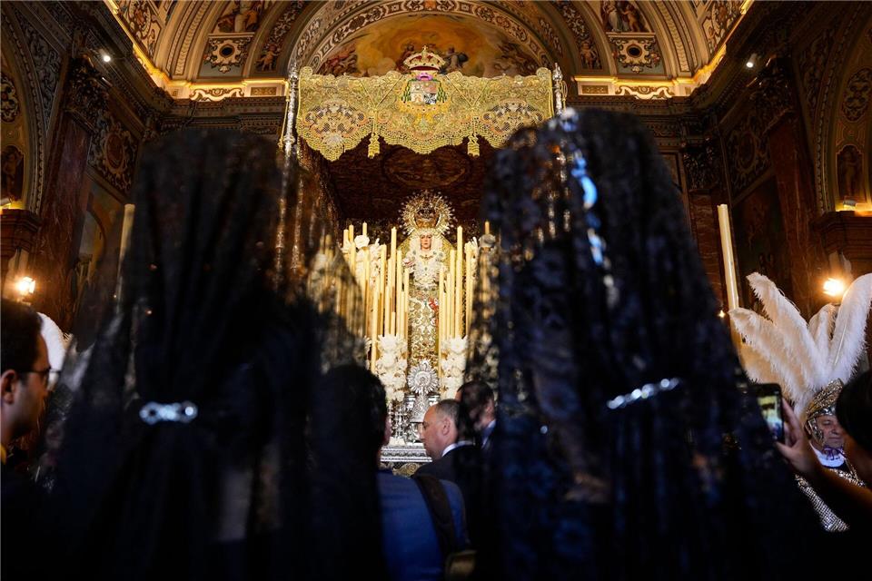 Hunderttausende säumen die bei den traditionsreichen Osterprozessionen in Spanien die Straßen, Millionen verfolgen die Umzüge am heimischen Fernseher.Joaquín Corchero/EUROPA PRESS/dpa