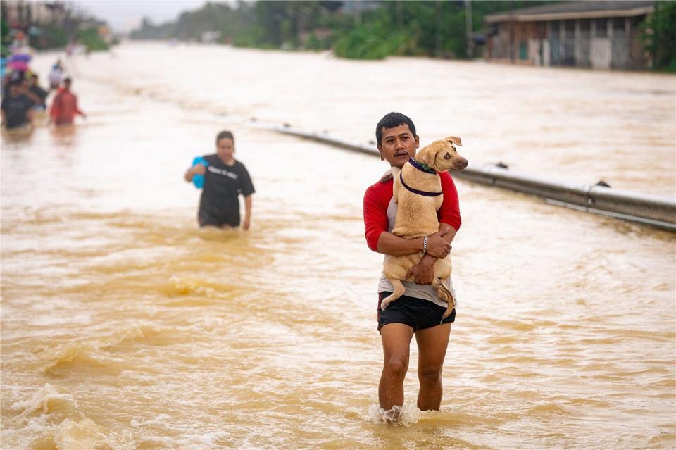 Hunderttausende sind in Südthailand auf der Flucht vor dem Hochwasser.-/XinHua/dpa