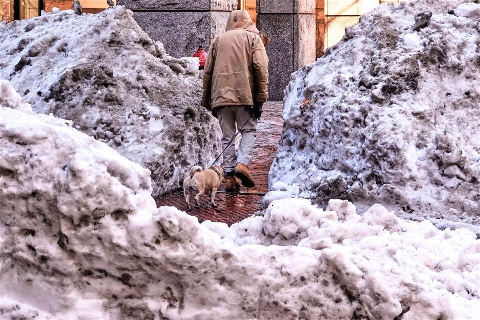 Hundewetter: Schmutziger Schnees türmt sich in Boston auf.Charles Krupa/AP/dpa