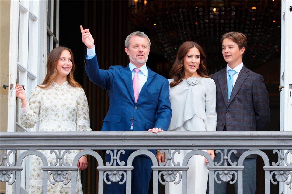 „Hurra! Hurra! Hurra!“: König Frederik X. dirigiert die jubelnde Menge an seinem 58. Geburtstag vom Balkon des Schlosses Amalienborg aus. An seiner Seite: Königin Mary (zweite von rechts) und seine jüngsten Kinder Josephine (links) und Vincent (rechts). Ida Marie Odgaard/Ritzau Scanpix/AP/dpa