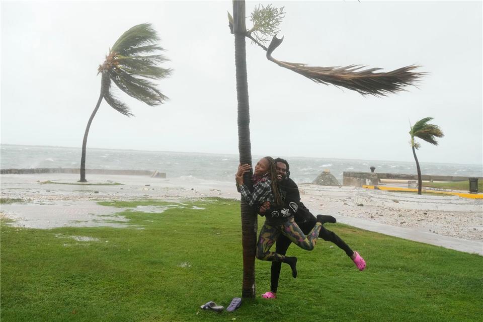 Bilder des Tages  Hurrikan „Melissa“ - Jamaika: Ein Paar scherzt an der Küste in Kingston, Jamaika, während sich Hurrikan Melissa nähert.Matias Delacroix/AP/dpa