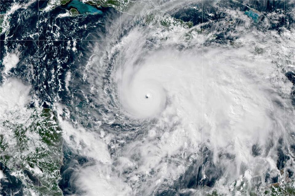 Hurrikan „Melissa“ erreicht Bahamas Hurrikan „Melissa“ hat in der Karibik zahlreiche Menschen getötet und großen Schaden angerichtet.Goes-19/Cira/Noaa/Planet Pix via ZUMA Press Wire/dpa