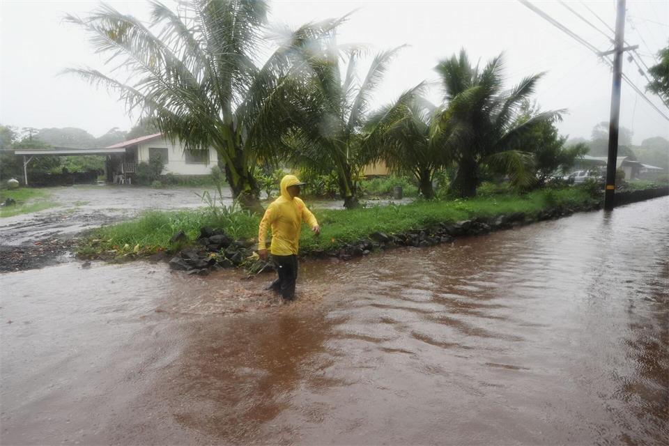 Hurrikan „Nolo“ verursachte teilweise Überschwemmungen in Hawaii.Gregory Bull/AP/dpa