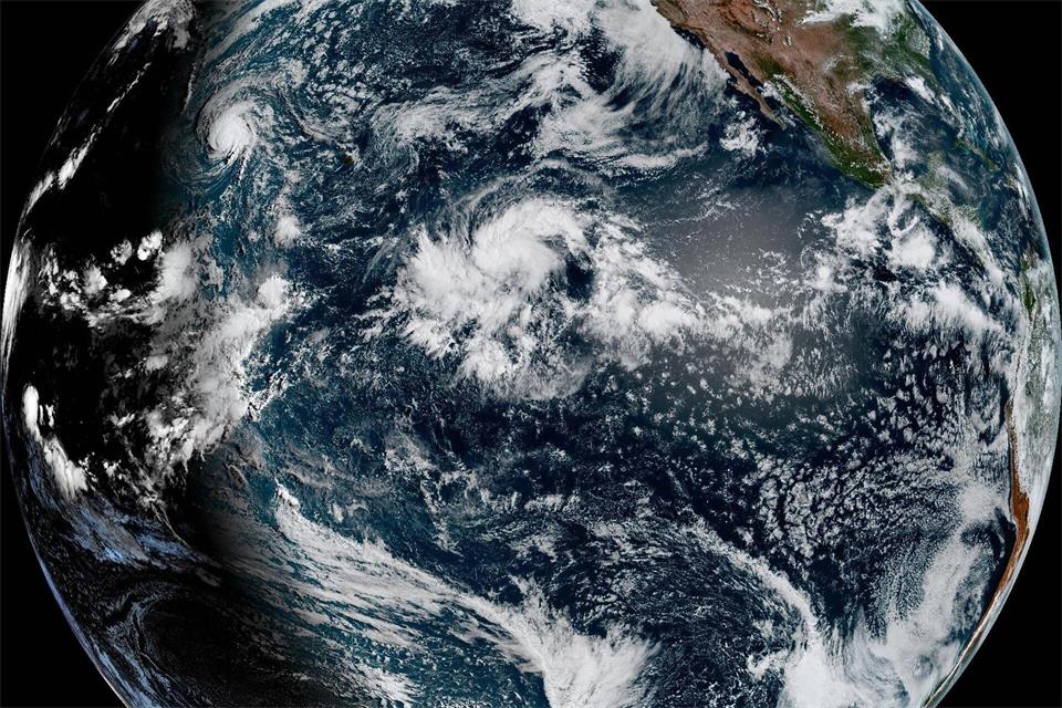Hurrikans sind gewaltige Tiefdrucksysteme, die sich rotierend und mit erheblichen Windgeschwindigkeiten über die Ozeane bewegen. Welchen Namen sie tragen, ist schon festgelegt. (Archivbild) Uncredited/NOAA/AP/dpa