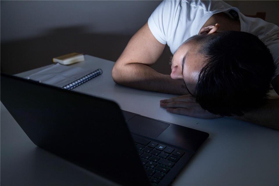 Hustle Culture beschreibt einen Lebensstil mit ständiger Erreichbarkeit, langen Arbeitszeiten und dem Übergehen der eigenen Bedürfnisse.picture alliance/dpa/dpa-tmn