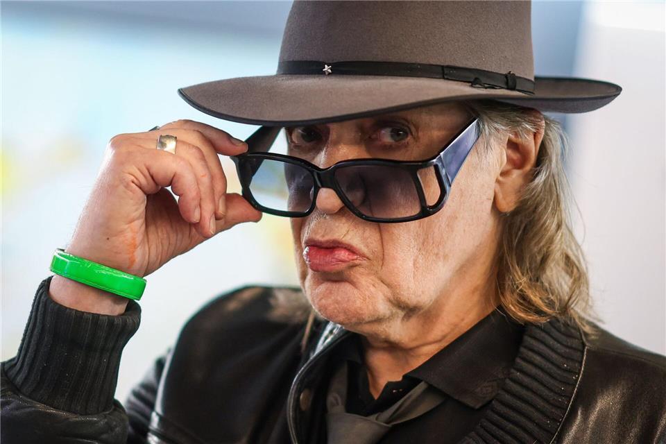 Hut, Sonnenbrille, geschürzte Lippen - der Stil von Panikrocker Udo Lindenberg ist unverkennbar. (Archivbild)Christoph Reichwein/dpa