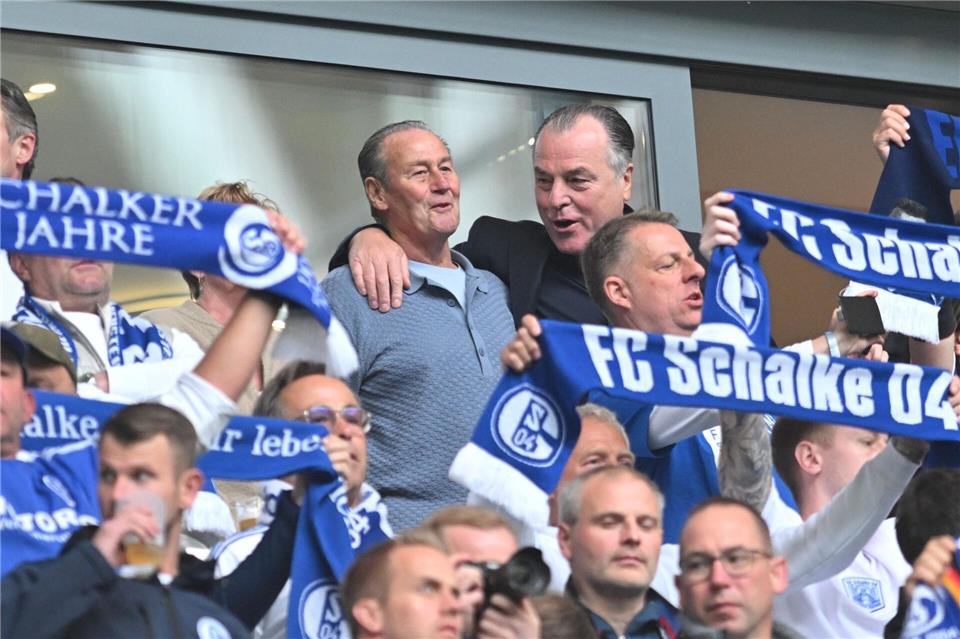 Huub Stevens (links) und Clemens Tönnies (beide oben Mitte) verzichteten darauf, sich ins Schalker Ehrenpräsidium wählen zu lassen. (Archivbild) Bernd Thissen/dpa