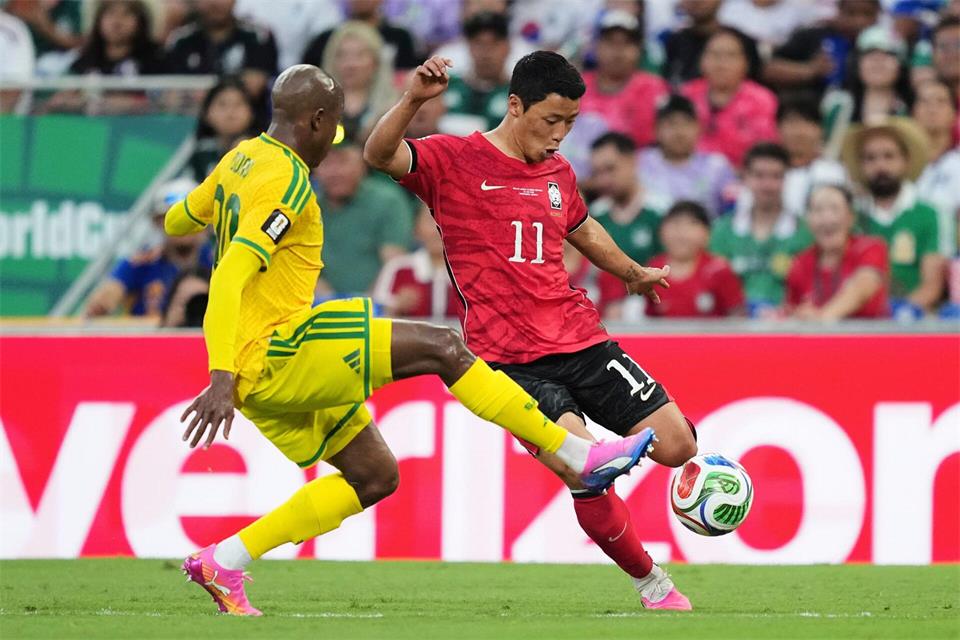 Hwang (r) wird an Schalke verliehen. (Archivbild)Moises Castillo/AP/dpa