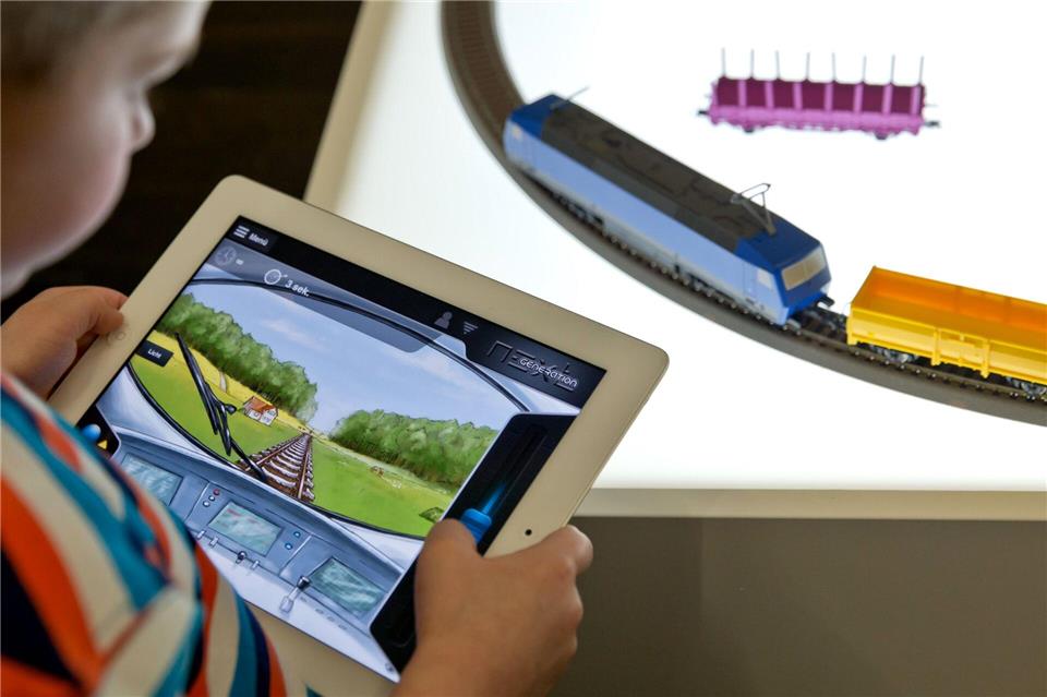 Hybride Technik: Längst gibt es auch im Bereich der Modelleisenbahn die Möglichkeit, verschiedene Modelle via App zu steuern.Daniel Karmann/dpa/dpa-tmn