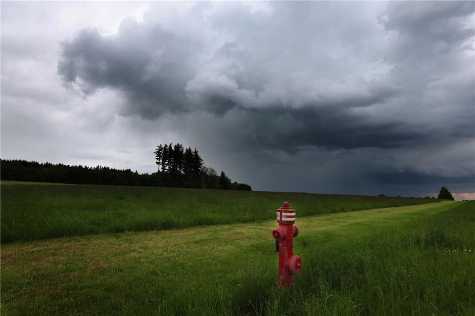 Hydranten finden sich auch im ländlichen Raum, hier ein Exemplar im Allgäu. In Niederbayern hat sich ein Landwirt mit dem Anzapfen eines Hydranten ein Strafverfahren nicht nur wegen Diebstahls eingehandelt. (Symbolbild) Karl-Josef Hildenbrand/dpa
