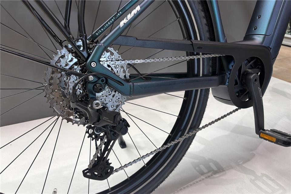 Hydraulische Scheibenbremsen und die Shimano CUES-Schaltung sorgen für ein sicheres Fahrgefühl.