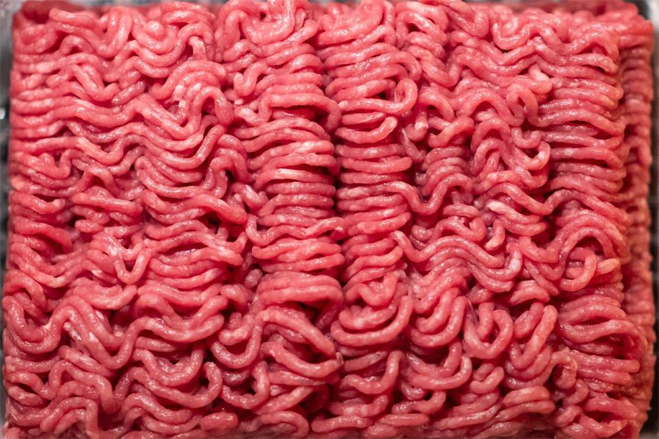Hygiene entscheidet: Ob das Hack vor Ort oder zentral hergestellt wurde, ist weniger wichtig als die Einhaltung der Hygienevorschriften.Daniel Karmann/dpa