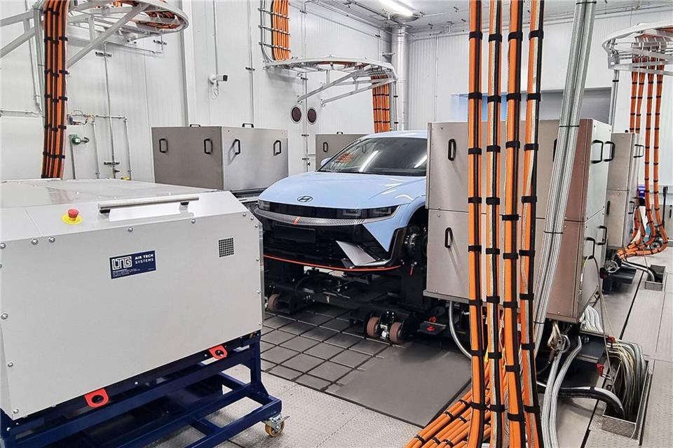 Hyundai prüft seine Europa-Modelle in Rüsselsheim mit modernen Anlagen. -/Hyundai/dpa