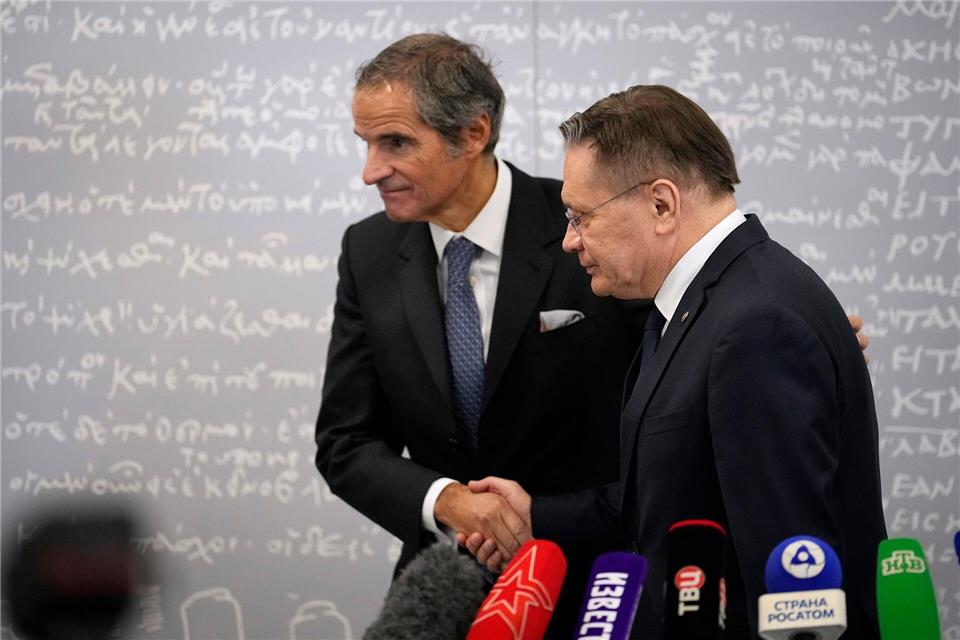IAEA-Chef Grossi ist zuletzt mehrfach nach Russland gereist, wo er auch den Chef der russischen Atombehörde Lichatschow traf. (Archivbild)Alexander Zemlianichenko/AP/dpa