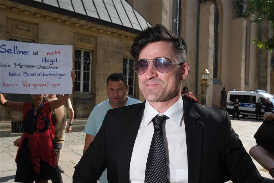 IB-Vordenker Martin Sellner im vergangenen Sommer bei einer Kundgebung der rechtsextremistischen Kleinpartei „Freie Sachsen“ (Archivbild)Sebastian Willnow/dpa