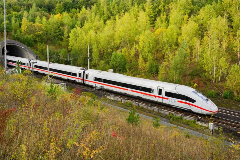 ICE-Züge könnten mit einem Neubau 20 Minuten schneller von Hamburg gen Süden fahren, sagt die Bahn. (Archivbild)Shireen Broszies/dpa