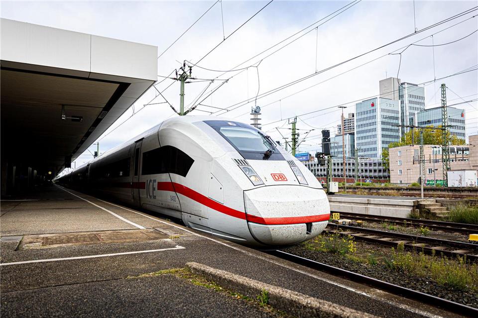 ICE von Hannover in Richtung Osten haben Verspätungen. (Symbolbild) Moritz Frankenberg/dpa