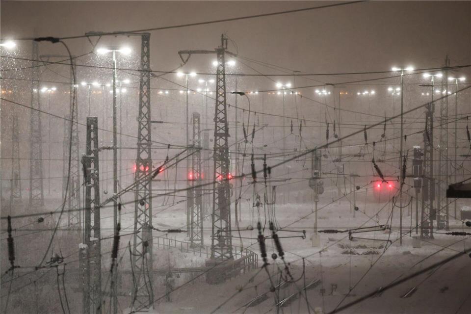 ICEs im Schnee in HamburgChristian Charisius/dpa