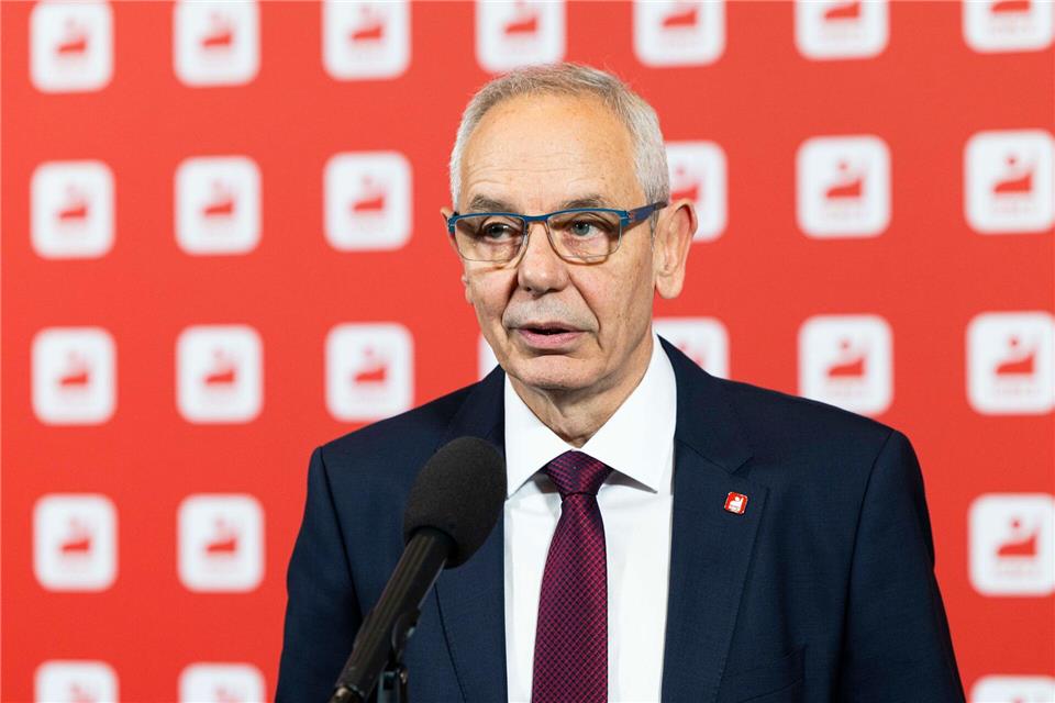 IG-BCE-Chef Michael Vassiliadis warnt vor einem Kahlschlag, etwa in der Chemieindustrie (Archivbild)Michael Matthey/dpa