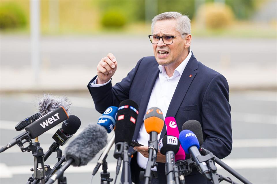 IG-Metall-Bezirkschef Gröger hält die Pläne des VW-Vorstands für überzogen. (Archivbild)Moritz Frankenberg/dpa