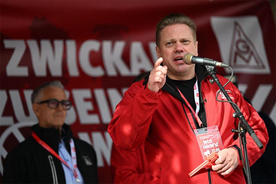 IG Metall-Bezirkschef Jan Otto:  „Es muss Schluss sein mit Kahlschlag, Standortschließungen und Verlagerungen.“ Hendrik Schmidt/dpa