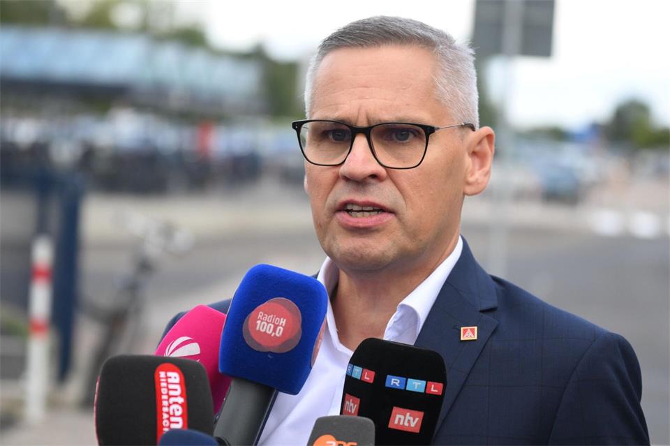 IG-Metall-Bezirksleiter Gröger: Die Förderung ist sachlich begründet und wirtschaftlich vertretbar. (Archivbild)Julian Stratenschulte/dpa