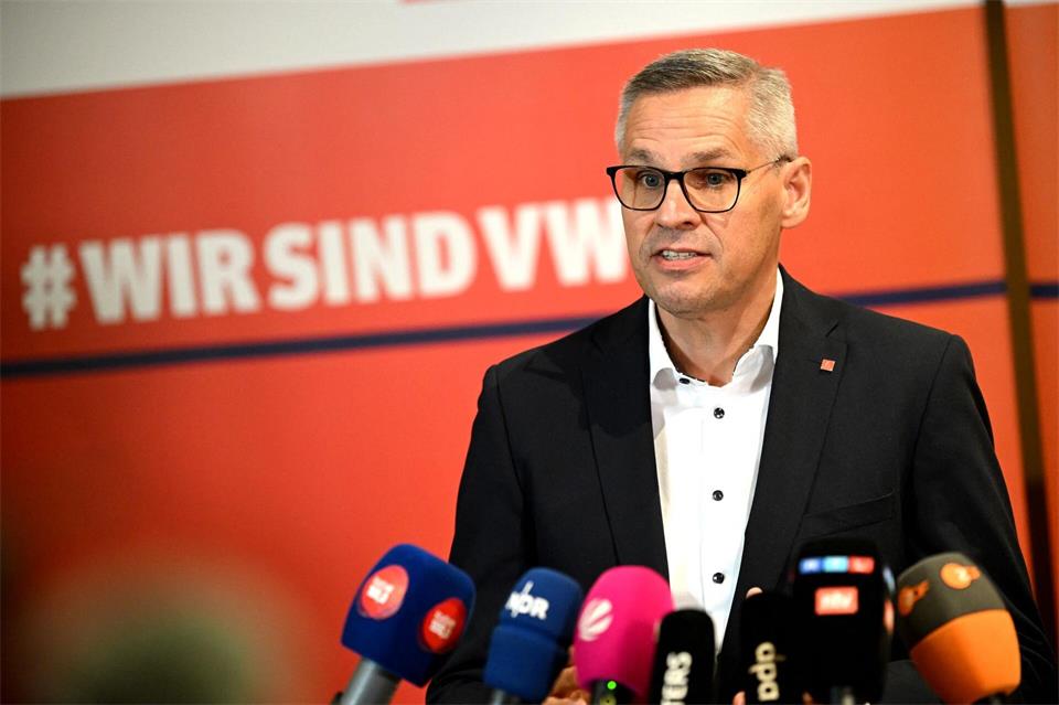 IG-Metall-Bezirksleiter Gröger: Vorgehen der VW-Führung „respektlos“. (Archivbild)Julian Stratenschulte/dpa