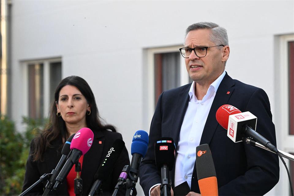 IG-Metall-Bezirksleiter Gröger und VW-Betriebsratschefin Cavallo zeigten sich nach dem Gespräch „enttäuscht und wütend“.Julian Stratenschulte/dpa