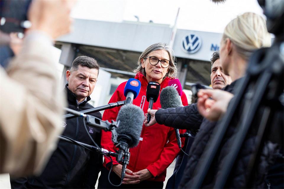 IG-Metall-Chefin Benner sprach am Montag in Wolfsburg und Hannover. Michael Matthey/dpa