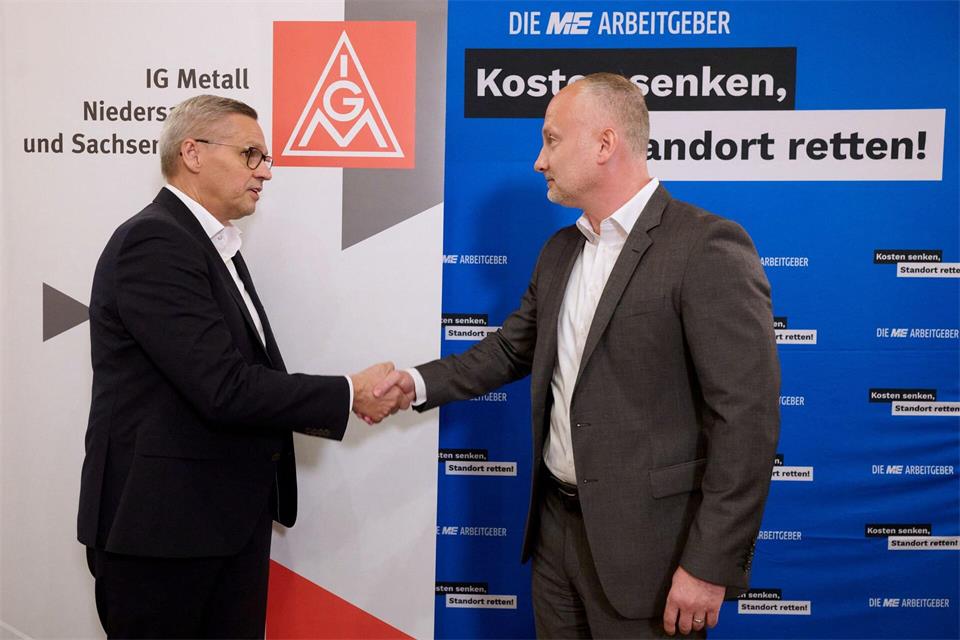 IG-Metall-Verhandlungsführer Thorsten Gröger (links) und Arbeitgeber-Verhandler Mladen Petkovic.  Julian Stratenschulte/dpa