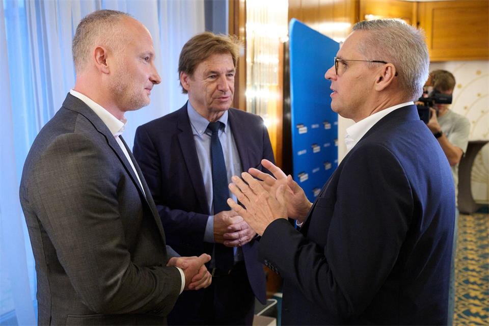 IG-Metall-Verhandlungsführer Thorsten Gröger (rechts), NiedersachsenMetall-Hauptgeschäftsführer Volker Schmidt (Mitte) und Arbeitgeber-Verhandler Mladen Petkovic (links). (Archivbild)Julian Stratenschulte/dpa