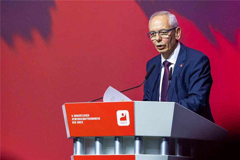 IGBCE-Chef Michael Vassiliadis wurde auf dem Gewerkschaftskongress mit großer Mehrheit im Amt bestätigt. (Archivbild)Michael Matthey/dpa