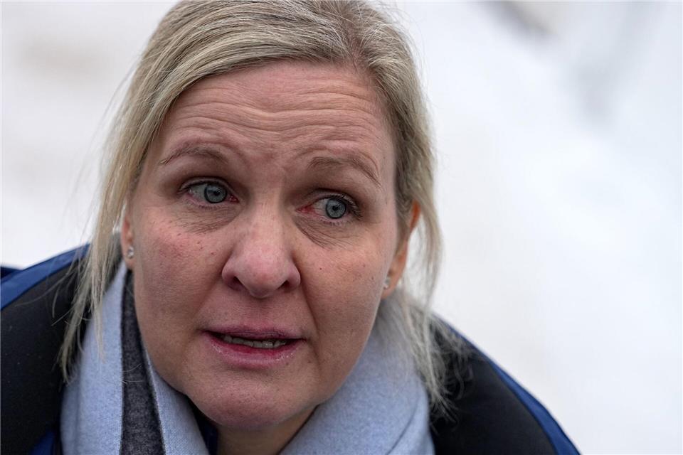 IOC-Präsidentin Kirsty Coventry zeigte sich nach dem Ausschluss des Ukrainers Heraskewytsch emotional.Fatima Shbair/AP/dpa