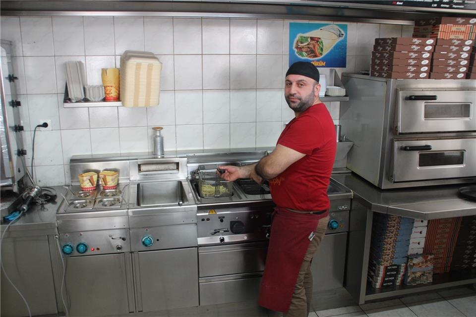 Ibrahim Balur (King Grill) ließ sich kurz vor dem Krieg noch eine neue Preistafel anfertigen, die er jetzt wieder überkleben muss. 