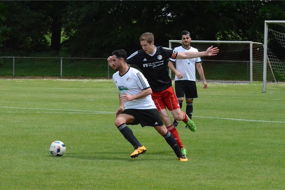 Ibrahim „Ibo“ Kortak (als Spielertrainer, hinten) und sein Bruder Muhamad als Mannschaftsmitglied der Drittgarnitur gehören längst zum „festen Inventar“ beim SC Reken.