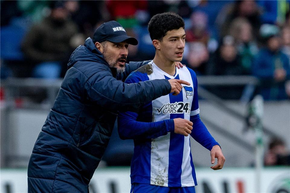 Ibrahim Maza (r) wird wohl weiter für Hertha BSC auflaufen.David Inderlied/dpa