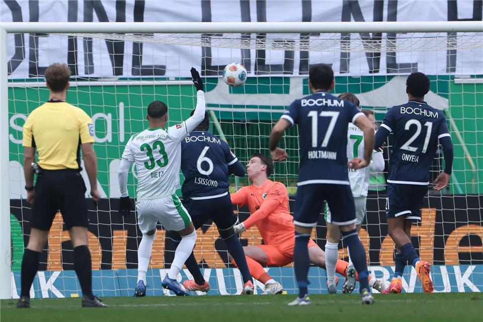 Ibrahima Sissoko (Nr. 6) schießt den Ball zum Bochumer 1:0 ins Fürther Tor. Daniel Löb/dpa